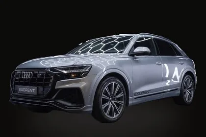 Audi Q8 · Silber